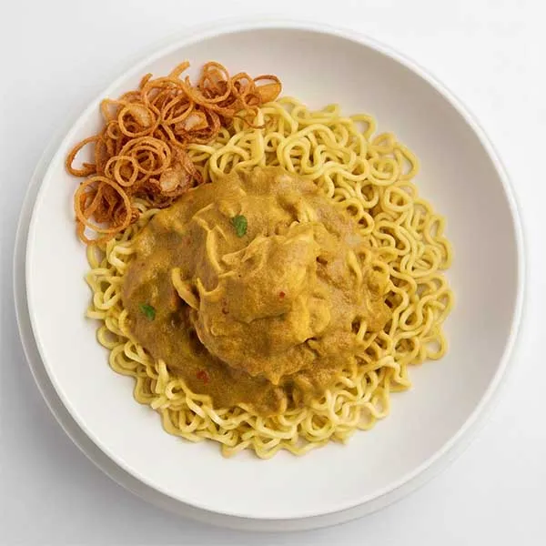 Burmese chicken khao swe noodle with curried coconut sauce